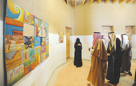 الفنانة التشكيلية السعودية بدور السديري
