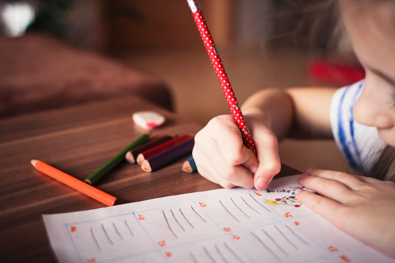 تعليم الطفل مهارة مسك القلم