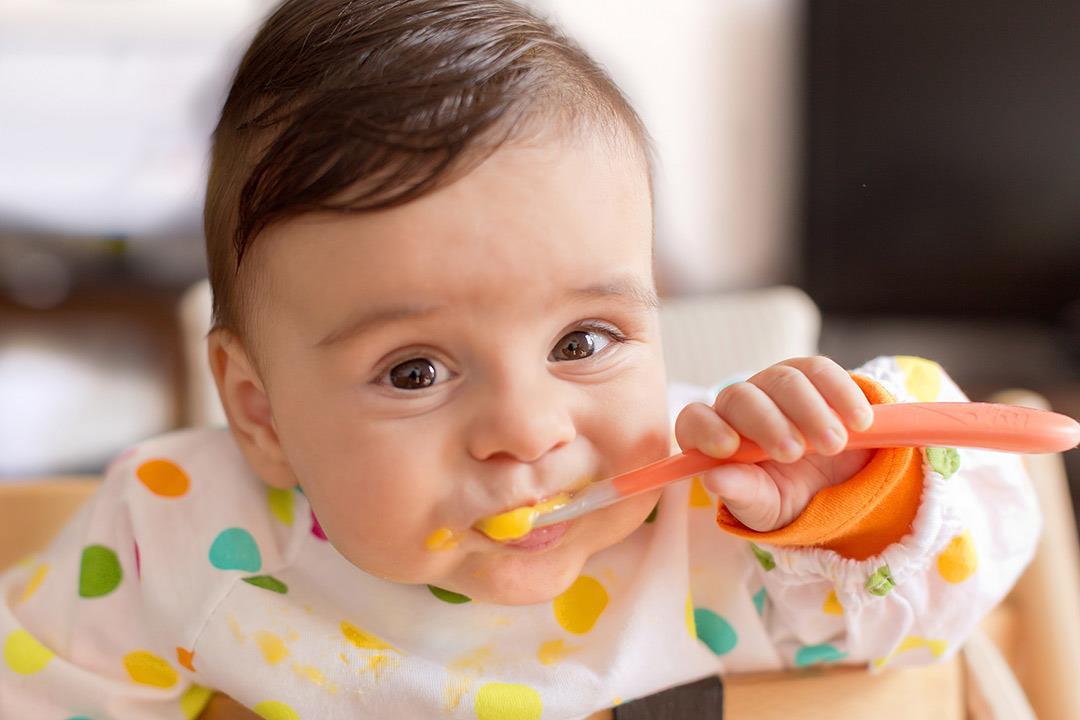 تغذية الطفل من 6 أشهر حتى 8 أشهر
