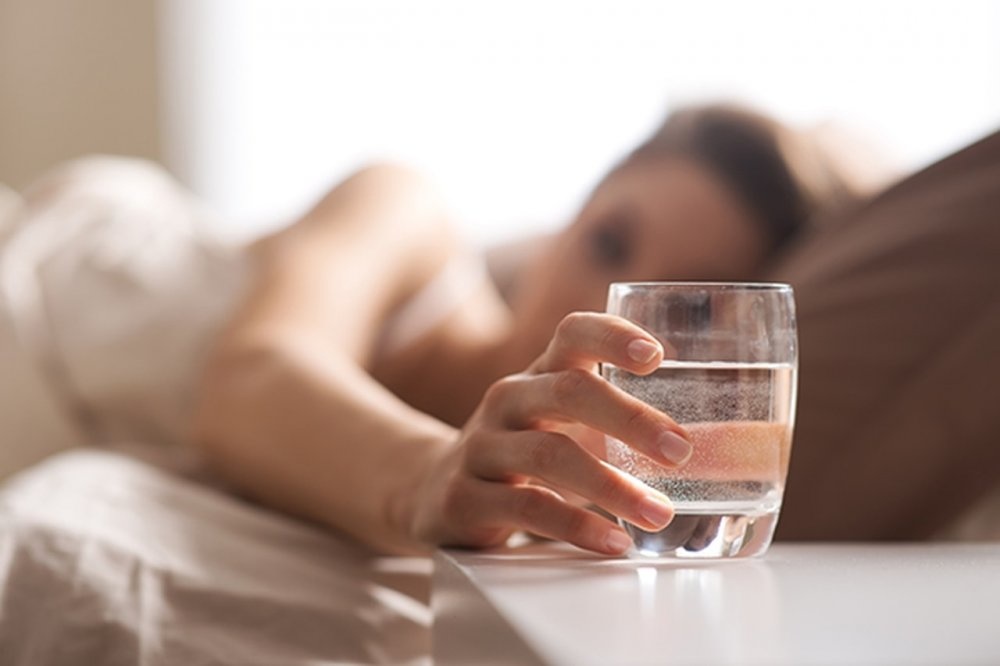 فوائد شرب الماء قبل النوم